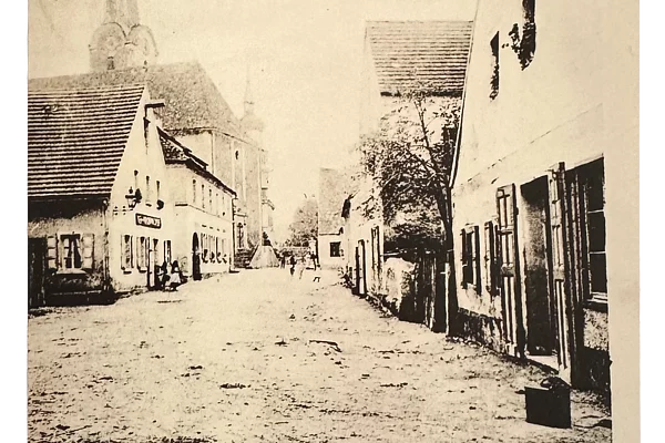 Eine Ansichtspostkarte von 1910 weist die Schloßstraße als Marktplatz aus.