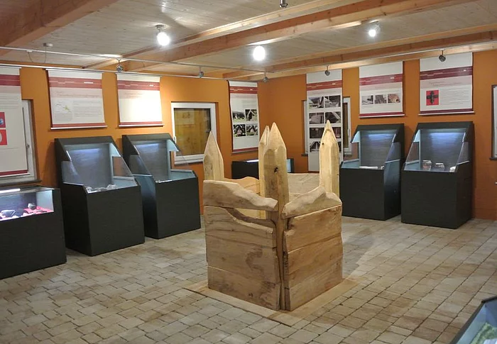 Blick in den Ausstellungsraum des Dokuzentrums Slawische Siedlung