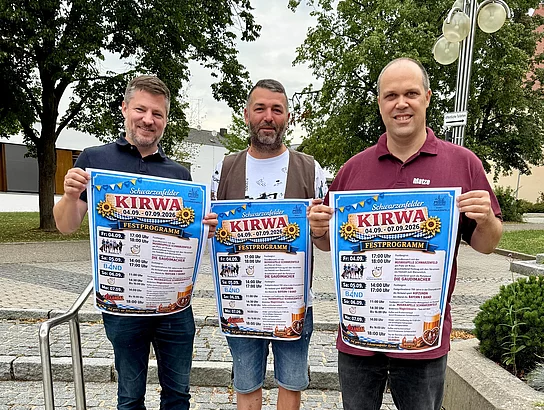 Bürgermeister Peter Neumeier (l.), Festwirt Daniel Feuerer (m.) und Matthias Dirrigl vom Kirwaverein Schwarzenfeld präsentieren das Programm zur runderneuerten Schwarzenfelder Kirwa