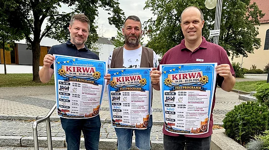 Bürgermeister Peter Neumeier (l.), Festwirt Daniel Feuerer (m.) und Matthias Dirrigl vom Kirwaverein Schwarzenfeld präsentieren das Programm zur runderneuerten Schwarzenfelder Kirwa