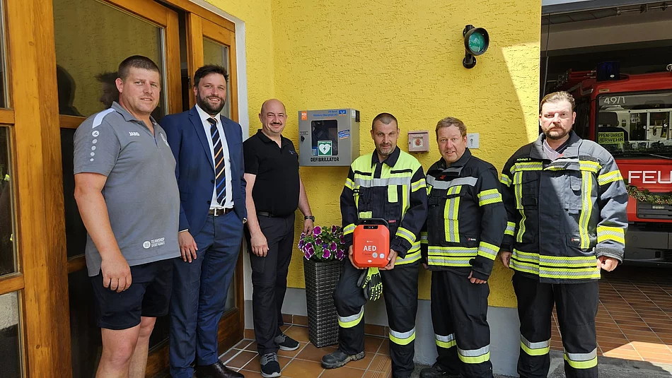 V.l.n.r.: 2. BGM Matthias Buron, VR-Bank Regionalleiter Fabian Diermeier, Rescue-Train Geschäftsführer Marko Frischholz, Feuerwehr-Sanitäter Gerald Mayr, 1. Kommandant Heribert Domes, 1. Vorstand & 2. Kommandant Stefan Röhrer