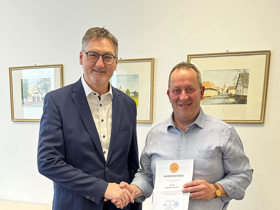 Bürgermeister Hans Prechtl (l.) gratuliert Jubilar Edelbert Schmal