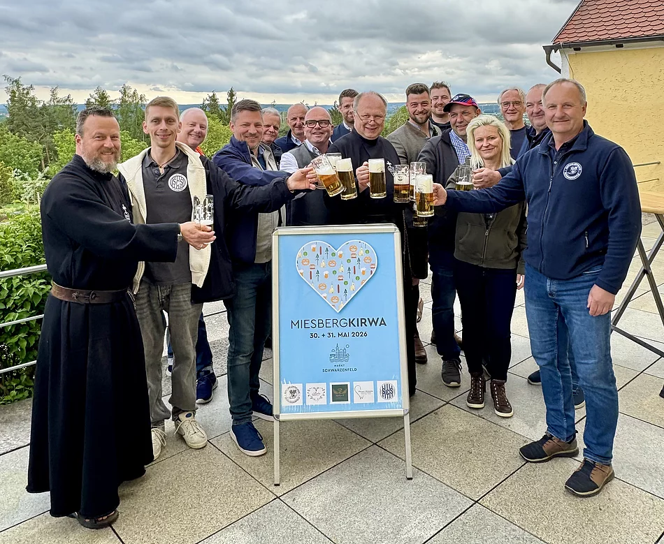 Bürgermeister Peter Neumeier (vorne 3. v. l.) mit Vertretern der Wirte und den Patres des Klosters bei der Bierprobe zur Miesbergkirwa.