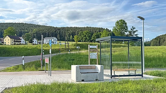 Die neue Bushaltestelle mit Wartebereich in Schwarzach