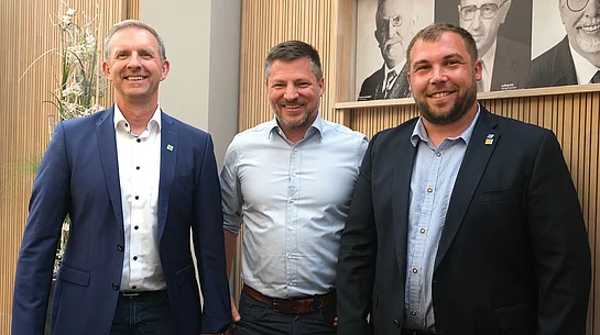 Schwarzenfelds Bürgermeister Peter Neumeier (Mitte), ist alter und neuer Vorsitzenden der Gemeinschaftsversammlung der VG. Die Bürgermeister von Schwarzach bei Nabburg und Stulln, Michael Wilfahrt (links) und Christoph Scharf, sind seine Stellvertreter.