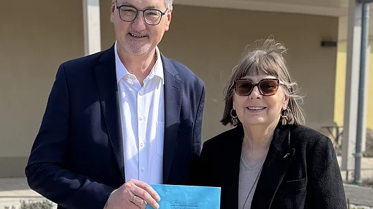 Im Namen aller Stullner Ortsvereine überreichte Bürgermeister Hans Prechtl im Garten des Bruder-Gerhard-Hospizes eine Spende in Höhe von 1.000 Euro an die Vorsitzende des Hospizvereins Stadt und Landkreis Schwandorf e. V., Gisela Pöhler.